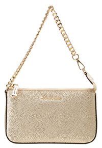 Złota torebka typu clutch z fakturowanej skóry, z łańcuszkiem, z suwakiem oraz wytłoczonym logo na przodzie.