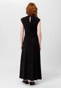 Czarna, bezrękawnikowa sukienka maxi z dekoltem w kształcie łezki i gładką fakturą. Prosty, elegancki fason sięgający kostek.