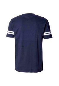 Camiseta de color azul marino de algodón con mangas cortas, que presenta dos franjas blancas en cada manga y un cuello redondo.
