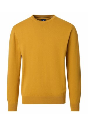Senfgelber Langarmstrickpullover mit Rundhalsausschnitt und gerippten Bündchen und Saum, auf weißem Hintergrund dargestellt.