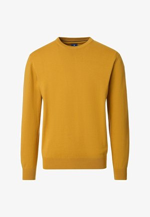 Senfgelber Langarmstrickpullover mit Rundhalsausschnitt und gerippten Bündchen und Saum, auf weißem Hintergrund dargestellt.