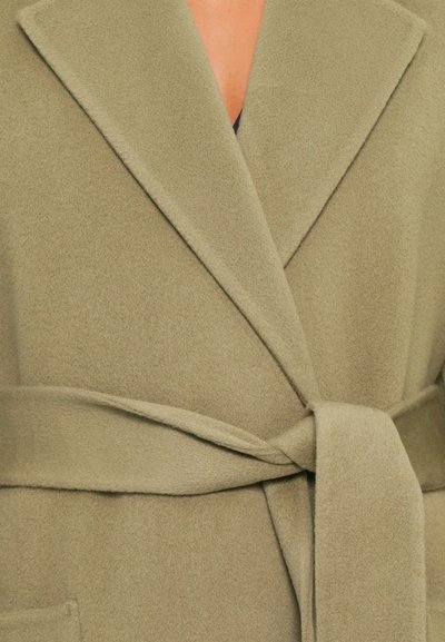 Cappotto avvolgente verde oliva realizzato in tessuto morbido, con collo a modo di scollatura e cintura annodata. Superficie testurizzata con dettagli minimi.