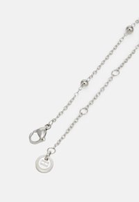 Zilveren ketting met ronde metalen kralen, voorzien van een sluiting en een ronde hanger. Gladde textuur en eenvoudig ontwerp.