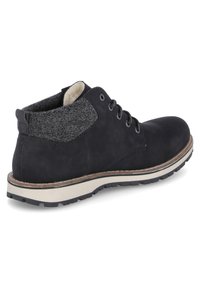 Stivale alla caviglia in suede nero con un colletto in tessuto grigio testurizzato, punta rotonda e una suola intermedia bianca con una suola esterna in gomma patterned.