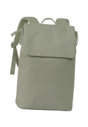 Sac à dos en tissu vert mat avec un rabat repliable, des bretelles réglables, une poignée supérieure et un logo "Bench." en relief à la base.