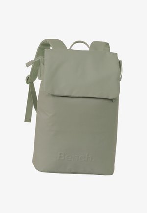 Groene, matte stoffen rugzak met een opvouwbare flap, verstelbare straps, een bovenhandgreep en een reliëf "Bench." logo aan de basis.