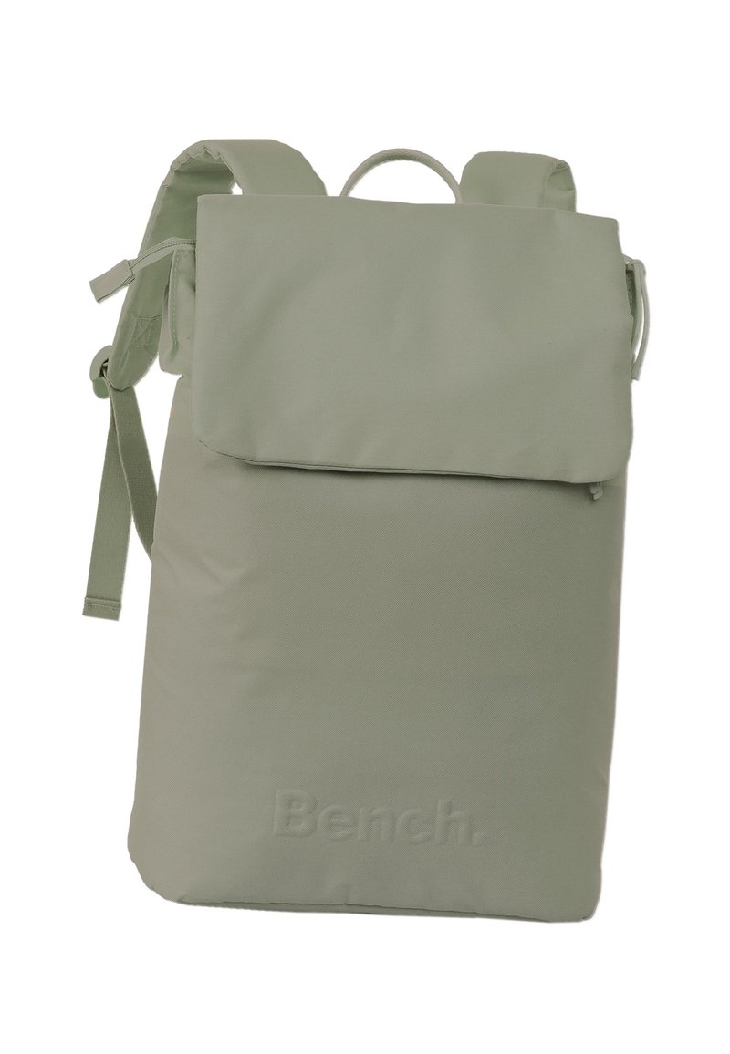 Groene, matte stoffen rugzak met een opvouwbare flap, verstelbare straps, een bovenhandgreep en een reliëf "Bench." logo aan de basis.
