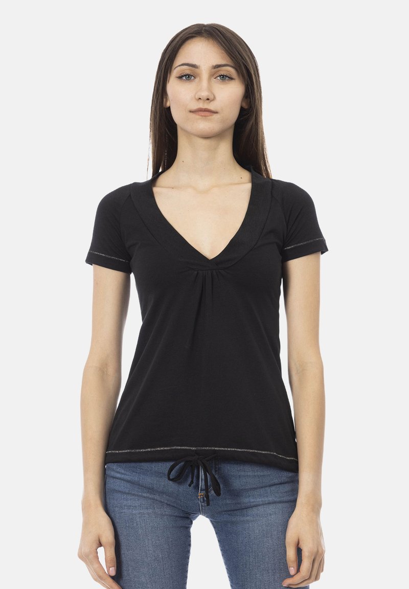 Zwarte kortefris V-hals top met geplooide details bij de halslijn, verstelbare trekkoordzoom en contrasterende stitching langs de randen.