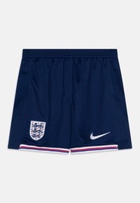 Granatowe spodenki do piłki nożnej wykonane z oddychającego materiału, z herbem Anglii i logo Nike w białym kolorze. Czerwono-niebieskie paski na dolnej krawędzi.
