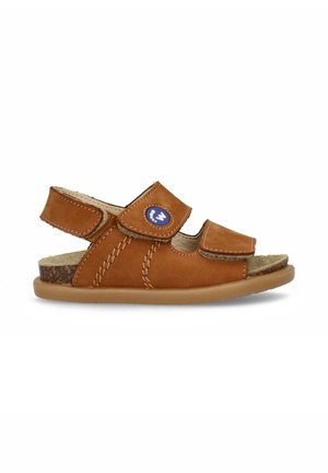 Sandalo in pelle marrone con due cinturini in Velcro, dettagli cuciti, plantare simile al sughero e suola in gomma leggera. Presenta un piccolo logo.