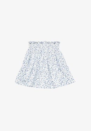 Witte rok met klein blauw bloemenpatroon en gerimpelde, elastische tailleband, plat gelegd op een witte achtergrond.
