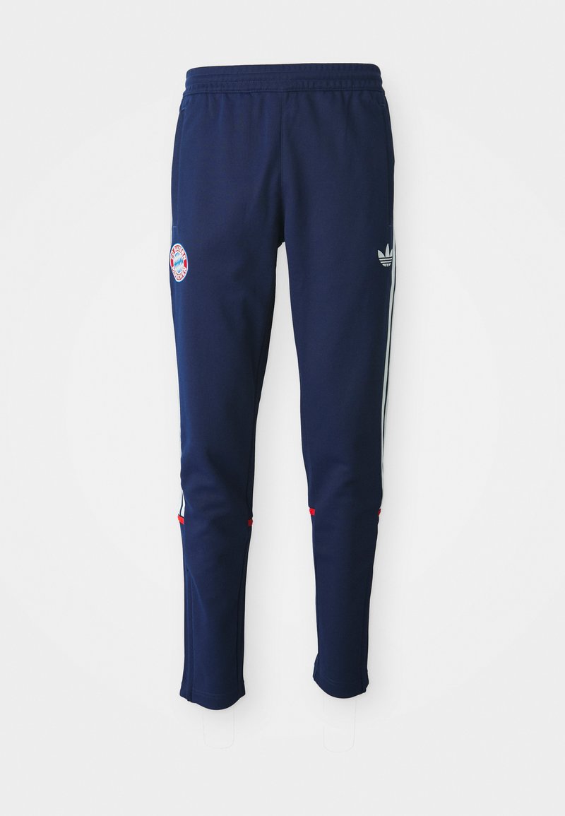 Σκούρο μπλε παντελόνι φόρμας από μαλακό υλικό. Διαθέτει λογότυπο, λευκές ρίγες κατά μήκος των πλαϊνών και κόκκινες λεπτομέρειες στις μανσέτες.