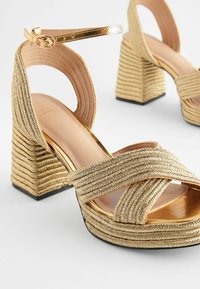 Next FOREVER COMFORT  STANDARD - Sandály na platformě - gold coloured