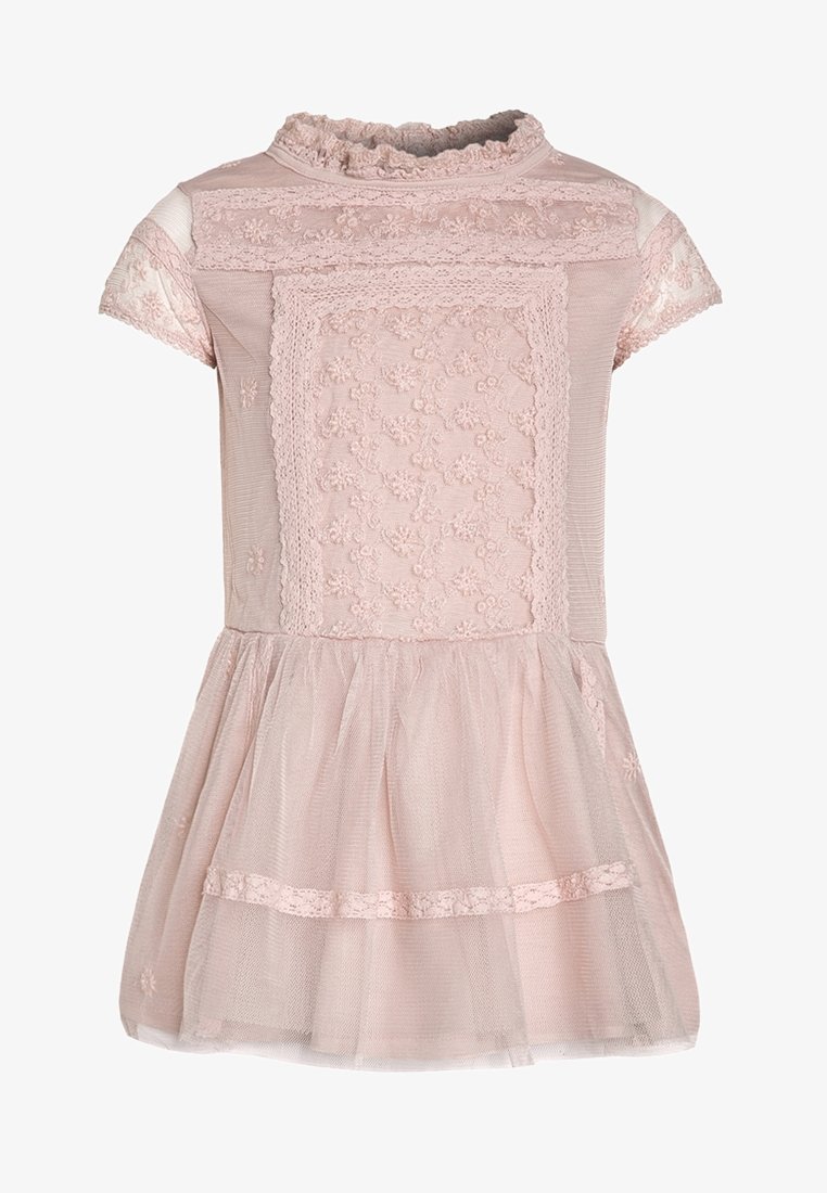 Robe rose clair à manches courtes avec motifs floraux en dentelle, jupe en tulle transparent et col montant à volants.