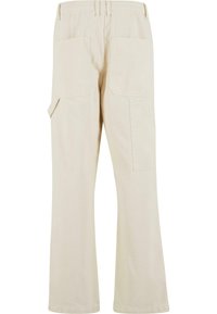 Beige Cargo-Hosen mit lockerer Passform, ausgestattet mit zwei Gesäßtaschen und einer Seitentasche. Hergestellt aus strapazierfähigem Baumwollstoff.