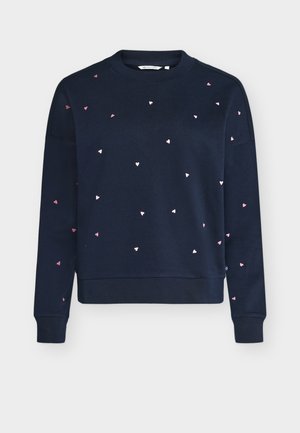 Navyblauer Pullover mit kleinen, verstreuten rosa Herzmustern, gerippten Bündchen, Saum und Rundhalsausschnitt, auf einem schlichten Hintergrund dargestellt.