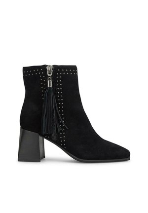 Botín de ante negro hasta el tobillo con punta afilada, adornado con tachuelas plateadas y un detalle de borlas, con cierre de cremallera y tacón cuadrado.