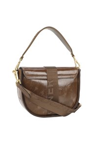 Borsa a tracolla in pelle marrone con finitura lucida, dotata di chiusura a pattina, tracolla regolabile e accessori in tono oro. Dettaglio del logo sulla tracolla.