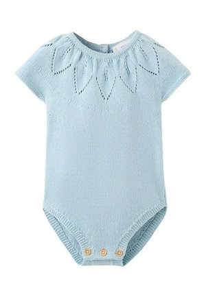 Svetlomodrý pletený detský overal s krátkymi rukávmi, vzorom dierkovanej látky s motívom listov okolo výstrihu a tromi drevenými gombíkmi v rozkroku.