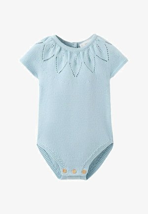 Lichtblauw gebreid babyrompertje met korte mouwen, een bladpatroon eyelet design rondom de halslijn en drie houten knopen bij het kruis.