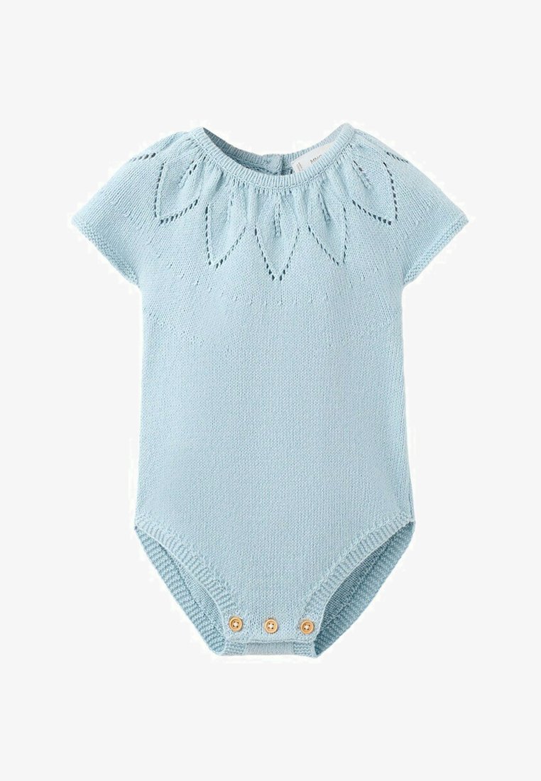 Svetlomodrý pletený detský overal s krátkymi rukávmi, vzorom dierkovanej látky s motívom listov okolo výstrihu a tromi drevenými gombíkmi v rozkroku.