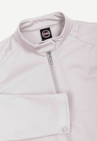 Hele roosa lukuga jope püstkraega, kaeluse sees Colmari brändisilt ja varrukakäärul pressnööbid.