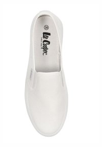 Białe płócienne buty wsuwane, rozmiar 38, z delikatną teksturą i elastycznymi panelami po bokach. Zawierają logo nadrukowane na wkładce oraz czyste linie.