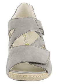 Sandalo grigio in suede con design open toe, caratterizzato da due cinturini regolabili e una suola testurizzata, che mette in risalto comfort e traspirabilità.