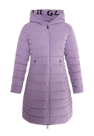 Dugog zimski kaput u ljubičastoj boji s punjenjem, koji se zatvara zatvaračem, ima dva bočna džepa i kapuljaču s crnim logotipom. Ima teksturirane horizontalne šavove.