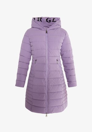 Gevoerde paarse winterjas met een ritssluiting, twee zijzakken en een capuchon met een zwart logo accent. Gearceerde horizontale quiltstructuur.