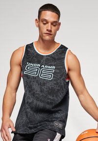 Zwarte sportieve tanktop met een gestructureerd ontwerp, voorzien van oranje en lichtblauwe accenten. De voorkant toont "UNDER ARMOUR 96" in vet wit.