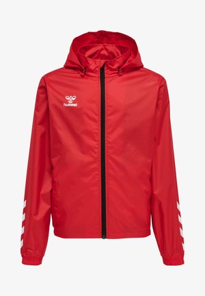 Rode lichtgewicht jas van soepel materiaal, voorzien van een capuchon, een rits aan de voorkant en witte chevronstrepen op de mouwen. Hummel-logo op de borst.