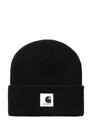 Gorro de punto negro con puño doblado que presenta una etiqueta cuadrada blanca y el logo negro de Carhartt centrado en el frente.