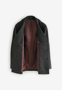 Abrigo de lana gris con un exterior texturizado y un forro con patrón burdeos. Cuenta con un cuello con muescas y cierre de botón en la parte delantera.