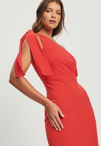 TUSSAH POPPY MIDI  - Pouzdrové šaty - red