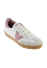 Vita läder sneakers med ljusrosa mockadetaljer, texturerat tåskydd och krämfärgade snören. Gummisula ger bra grepp. Logotyp på tungan.