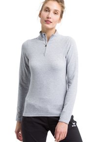 Top grigio a maniche lunghe con colletto a zip a un quarto, realizzato in tessuto leggero, con una texture liscia e un design aderente.