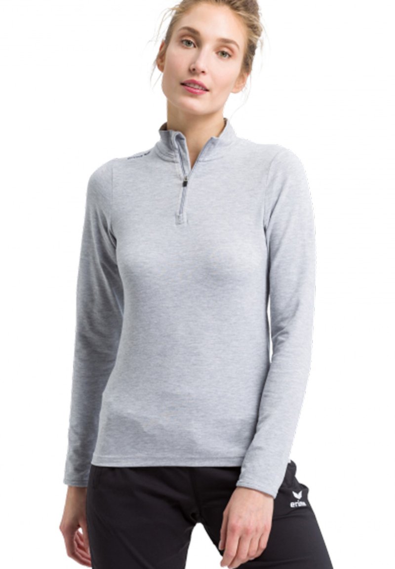 Top grigio a maniche lunghe con colletto a zip a un quarto, realizzato in tessuto leggero, con una texture liscia e un design aderente.