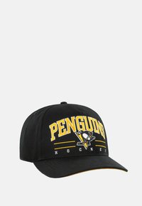 Schwarze Snapback-Kappe mit der Aufschrift "PENGUINS HOCKEY" in gelben Buchstaben, einem Pinguin-Logo und gelben Akzenten am Schirmrand.