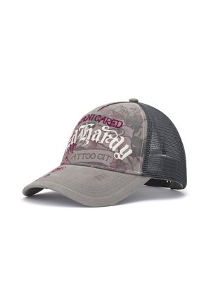 Grau-schwarze Mesh-Trucker-Kappe mit rotem und weißem besticktem Text und Tattoo-ähnlichem Grafikdesign auf dem Frontpanel.