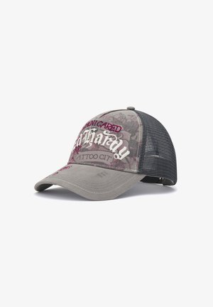 Grau-schwarze Mesh-Trucker-Kappe mit rotem und weißem besticktem Text und Tattoo-ähnlichem Grafikdesign auf dem Frontpanel.