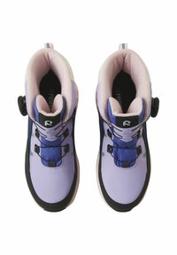 Fioletowo-granatowe buty typu high-top z teksturowaną syntetyczną cholewką, czarnymi elementami, elastycznymi sznurowadłami oraz wyściełanym wnętrzem dla komfortu.