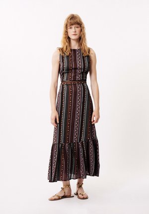 Maxikleid mit taillierter Taille, ausgestattet mit mehrfarbigen horizontalen Streifen und einem ausgestellten Saum. Aus leichtem Stoff gefertigt, dazu Sandalen.