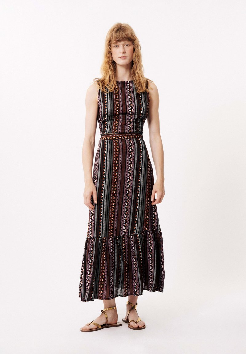 Maxikleid mit taillierter Taille, ausgestattet mit mehrfarbigen horizontalen Streifen und einem ausgestellten Saum. Aus leichtem Stoff gefertigt, dazu Sandalen.