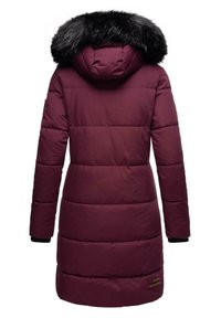 Bordeaux pufferjas met een faux fur capuchon, gestikte vulling en zwarte manchetten. Heeft een merkembleem nabij de zoom.