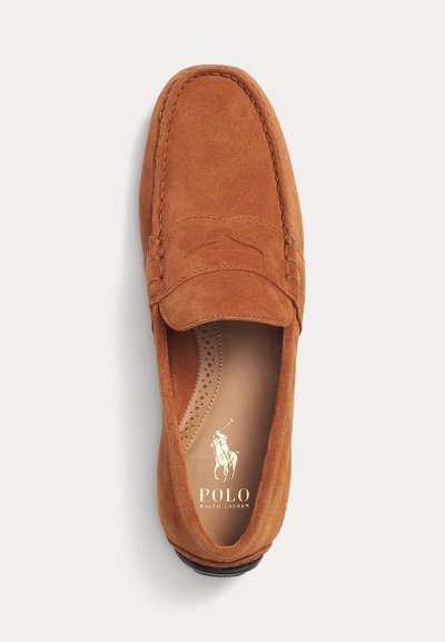 Mocassino da uomo in pelle scamosciata color cuoio con cuciture a mocassino sulla punta e logo Polo Ralph Lauren sulla soletta, mostrato su sfondo bianco.