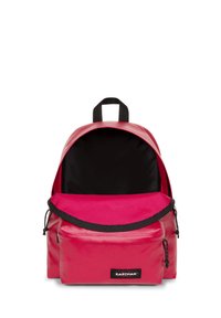 Rode stoffen rugzak met zwarte accenten; ruime binnenkant, gebogen bovenkant, ritssluiting en voorvak met verstelbare riemen voor comfort.