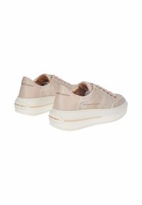 Sneakers in pelle beige con texture liscia, punta rotonda, suola bianca rialzata e occhielli metallici. Presentano il marchio "Alexander Smith" sul lato.