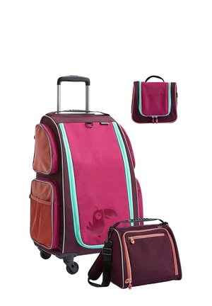 Bordeauxfarbene Rollkoffer mit türkisfarbenen und lachsfarbenen Akzenten, ausgestattet mit einer glatten Oberfläche, zwei seitlichen Taschen und einer passenden kleineren Tasche.