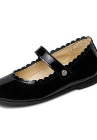 Czarne lakierowane buty Mary Jane z falbankami, regulowanym paskiem i płaską podeszwą. Wnętrze wykończone brązową skórą.